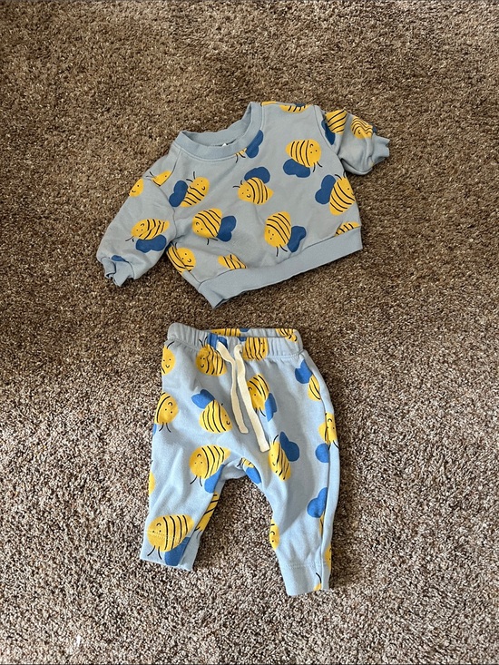 Old Navy Other - Old Navy Light Blue & Yellow Bee Baby Sweatshirt and Pants Set